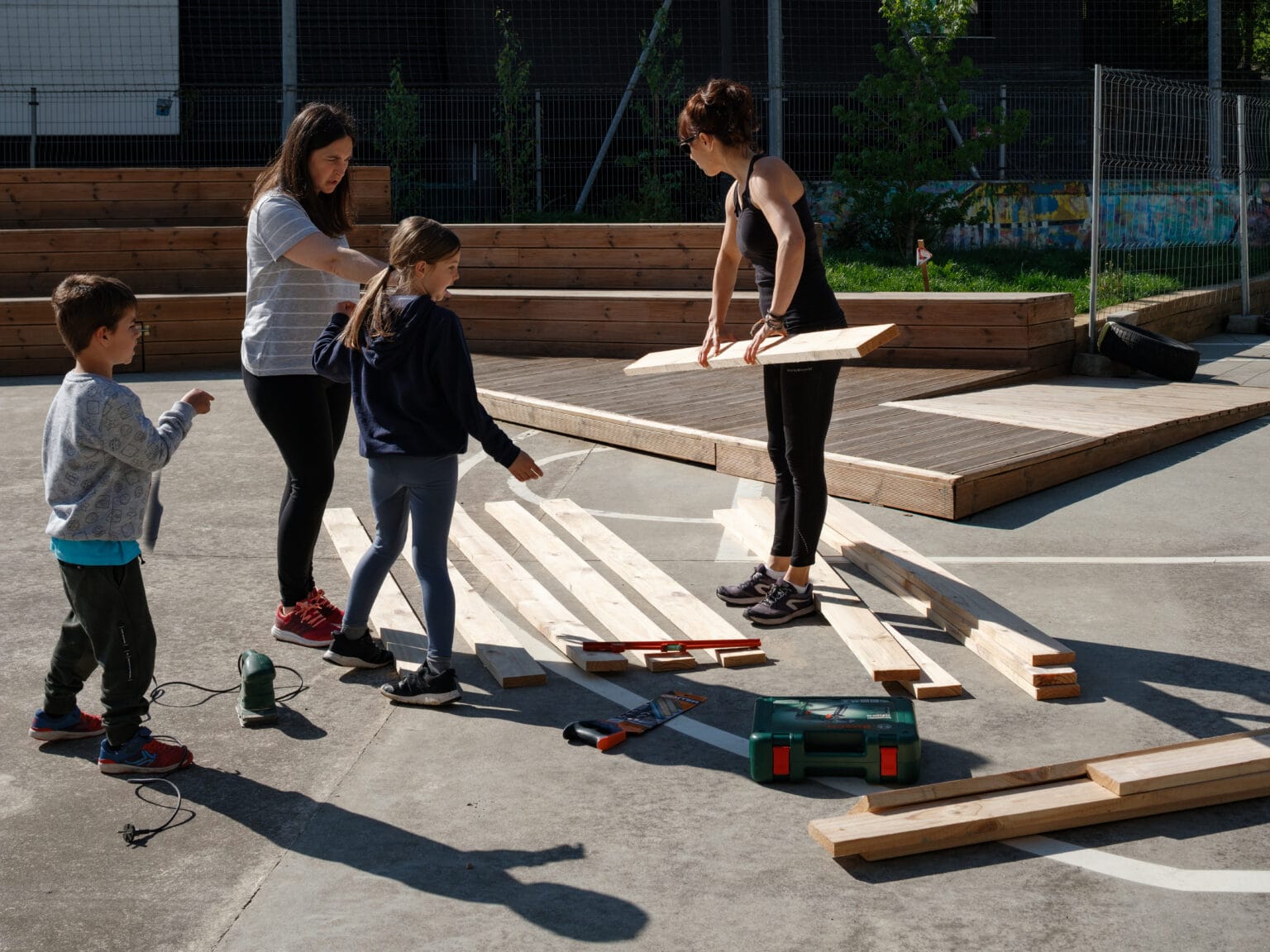 profesorado trabajando en la obra del patio escolar