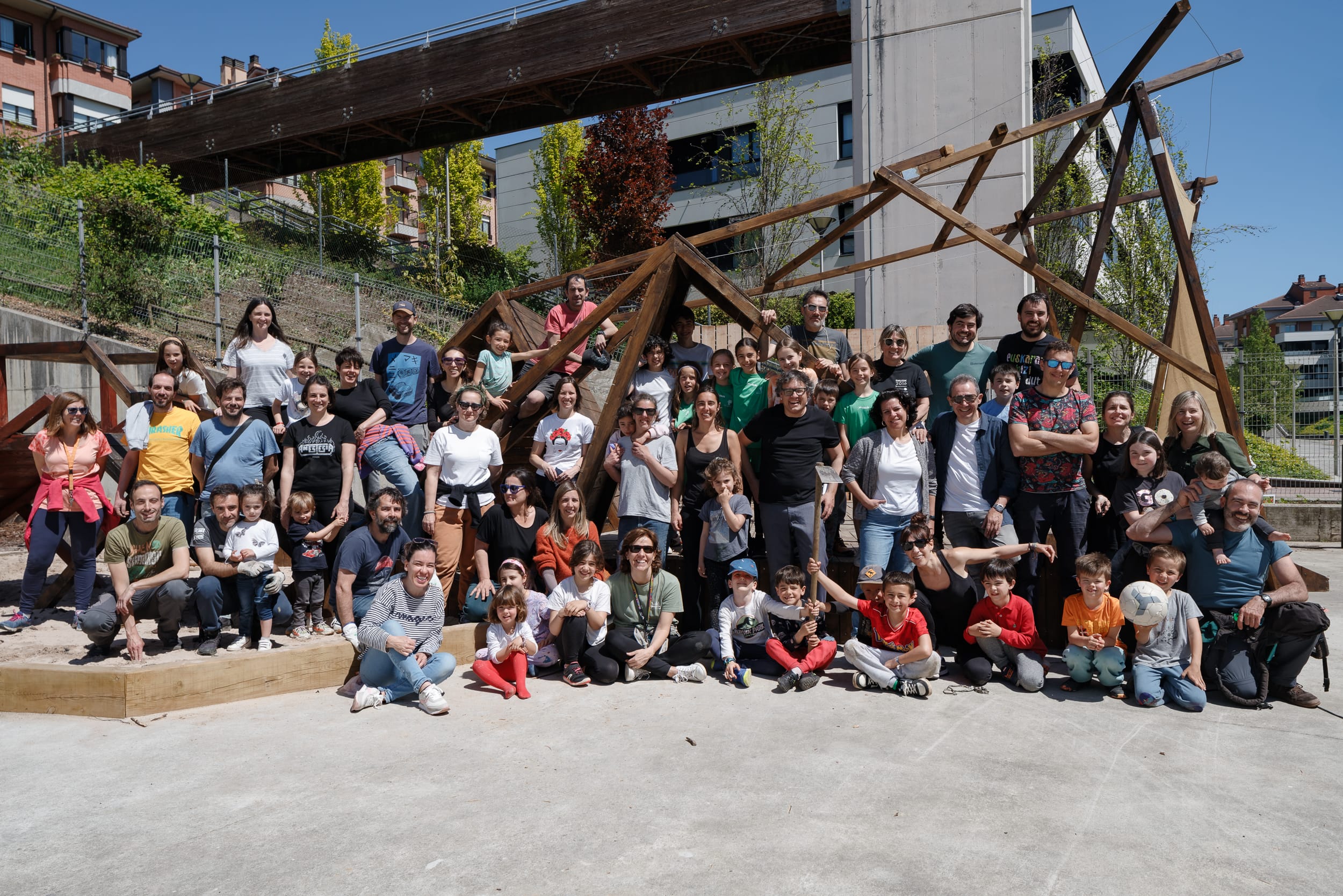 familias definiendo un patio del centro escolar