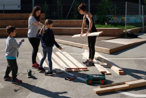 profesorado trabajando en la obra del patio escolar